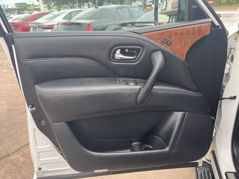 INFINITI QX80 Vehicle Image 07