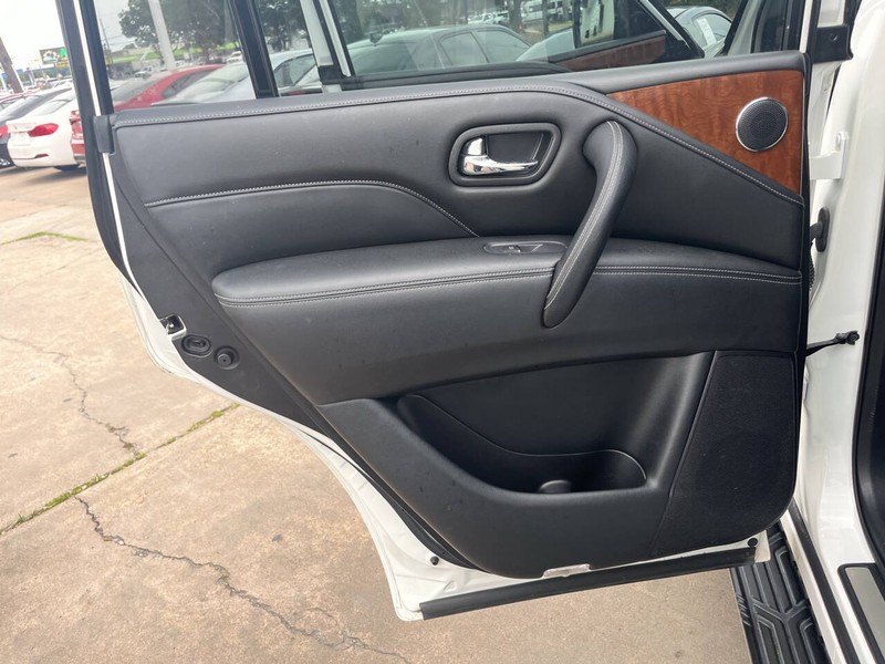 INFINITI QX80 Vehicle Image 17