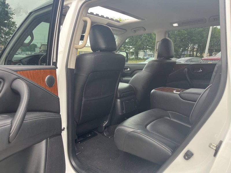 INFINITI QX80 Vehicle Image 18