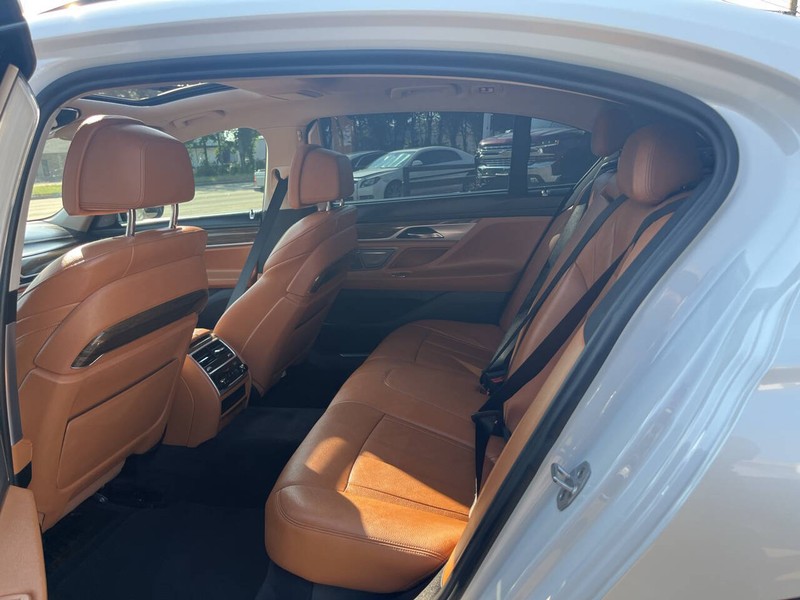 BMW 7 Series Vehicle Image 22
