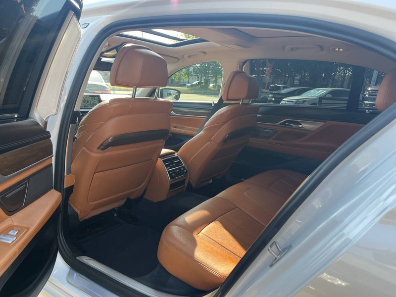 BMW 7 Series Vehicle Image 23