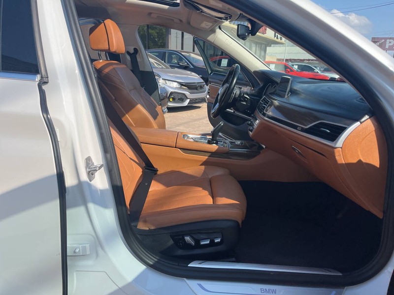 BMW 7 Series Vehicle Image 28