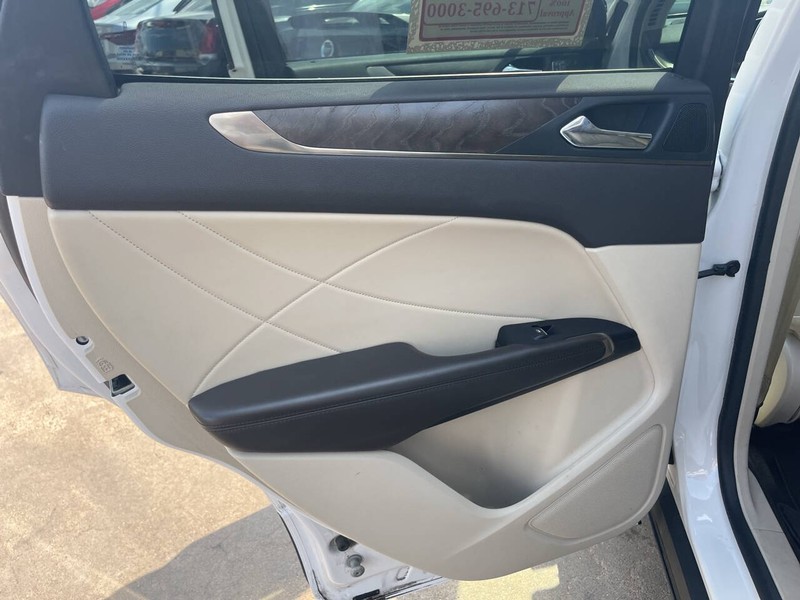 Lincoln MKC Vehicle Image 11