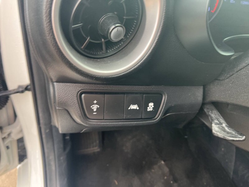 Kia Forte Vehicle Image 09
