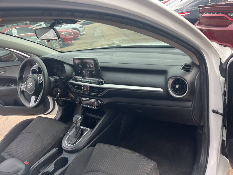 Kia Forte Vehicle Image 18