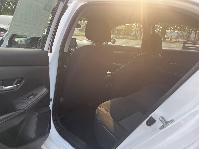 Nissan Sentra Vehicle Image 13