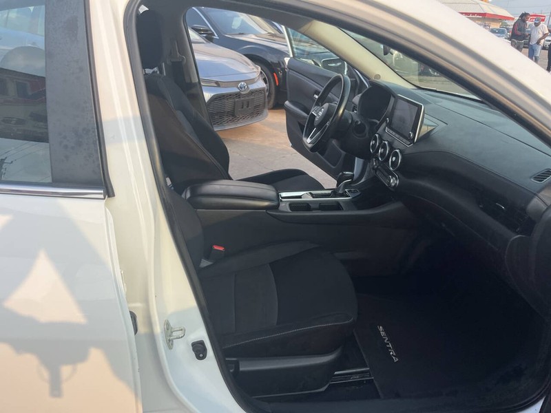 Nissan Sentra Vehicle Image 18