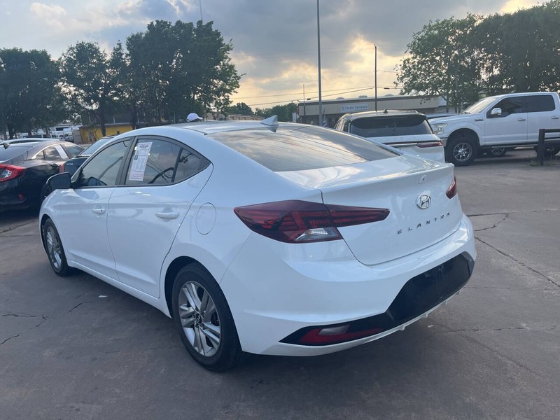Hyundai Elantra Vehicle Image 04