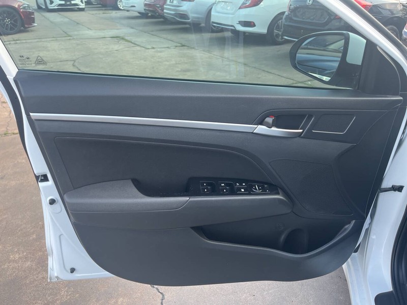 Hyundai Elantra Vehicle Image 05