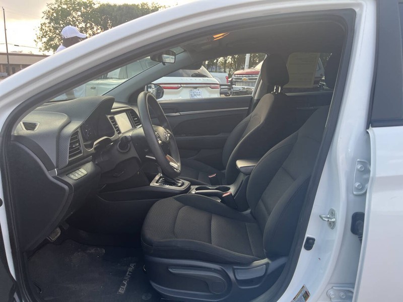 Hyundai Elantra Vehicle Image 06