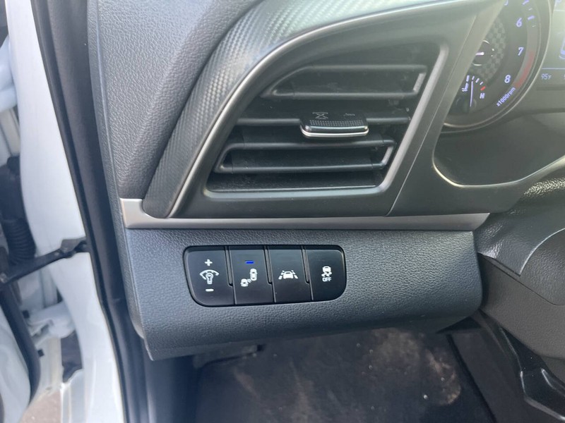 Hyundai Elantra Vehicle Image 08