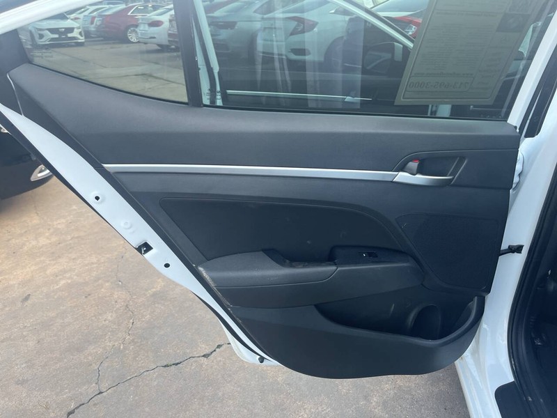 Hyundai Elantra Vehicle Image 13