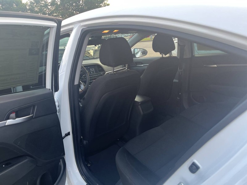 Hyundai Elantra Vehicle Image 14
