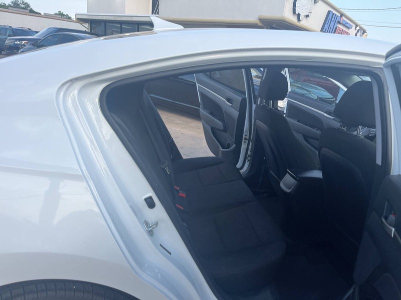 Hyundai Elantra Vehicle Image 17