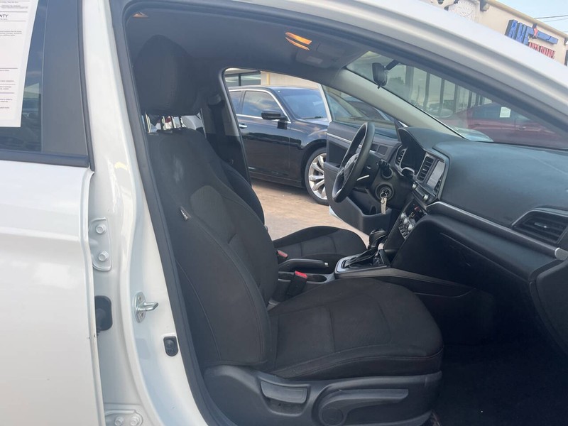 Hyundai Elantra Vehicle Image 18