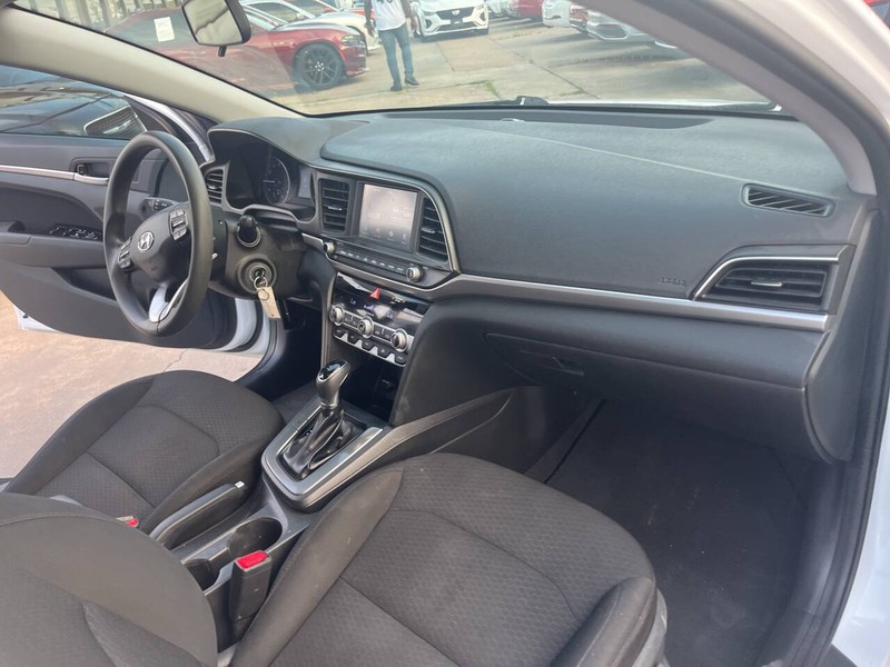 Hyundai Elantra Vehicle Image 19