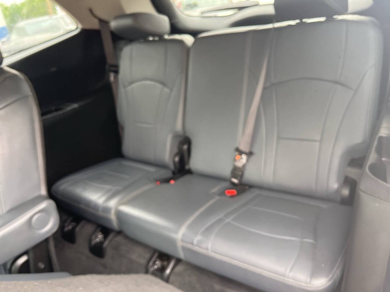 Buick Enclave Vehicle Image 16