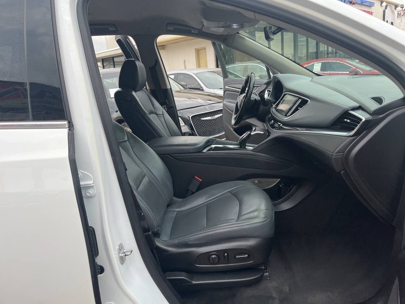 Buick Enclave Vehicle Image 21