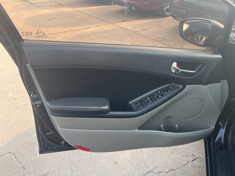 Kia Forte Vehicle Image 05