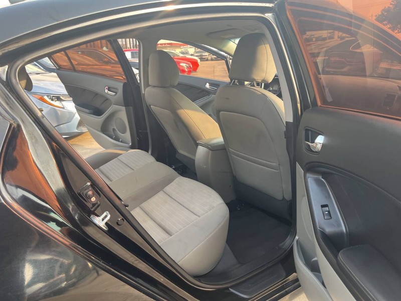 Kia Forte Vehicle Image 12