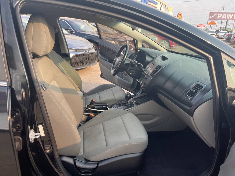 Kia Forte Vehicle Image 13