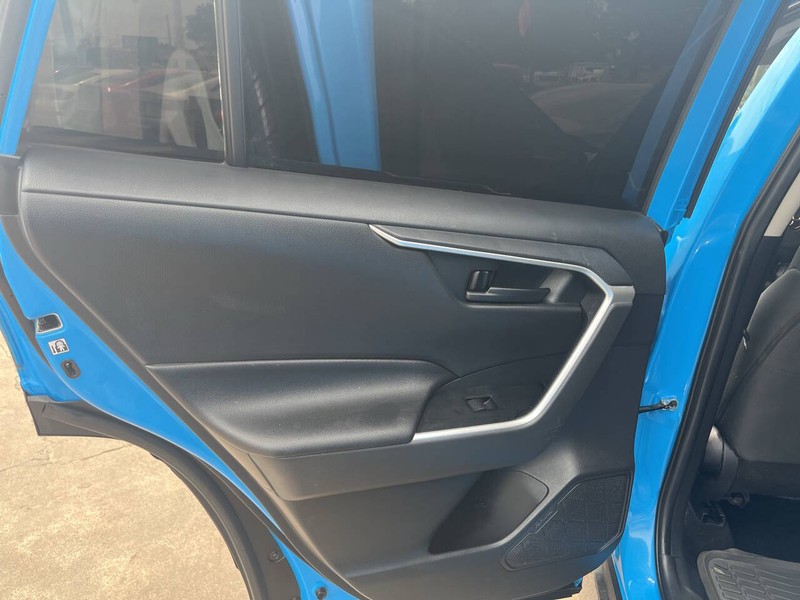 Toyota RAV4 Vehicle Image 12