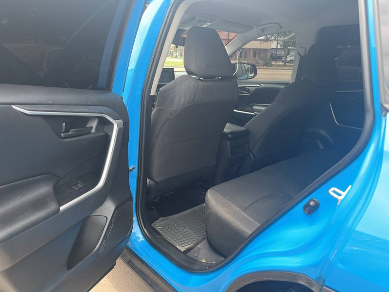 Toyota RAV4 Vehicle Image 13