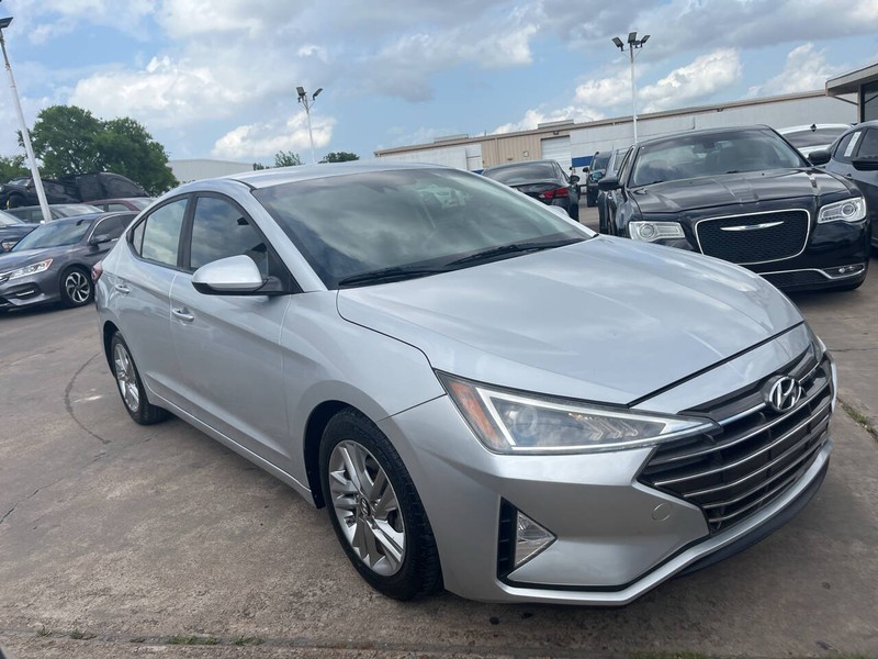 Hyundai Elantra Vehicle Image 02