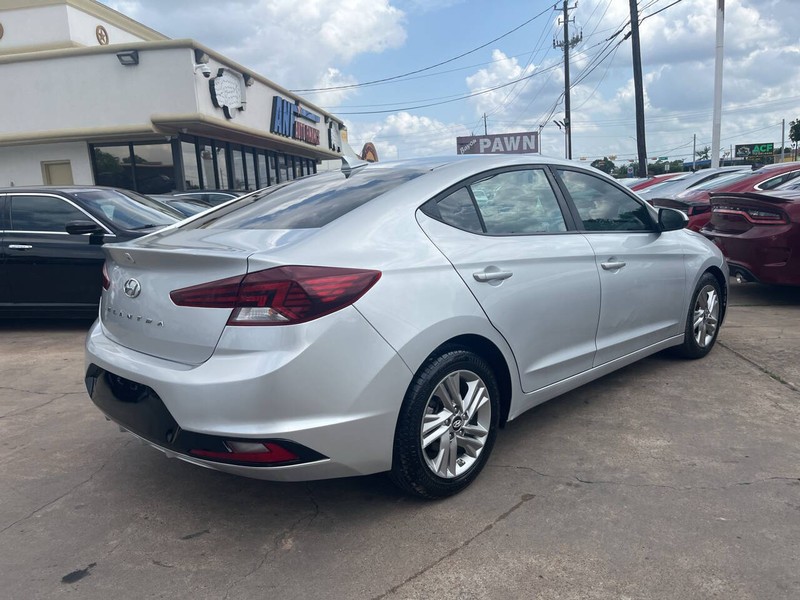 Hyundai Elantra Vehicle Image 03