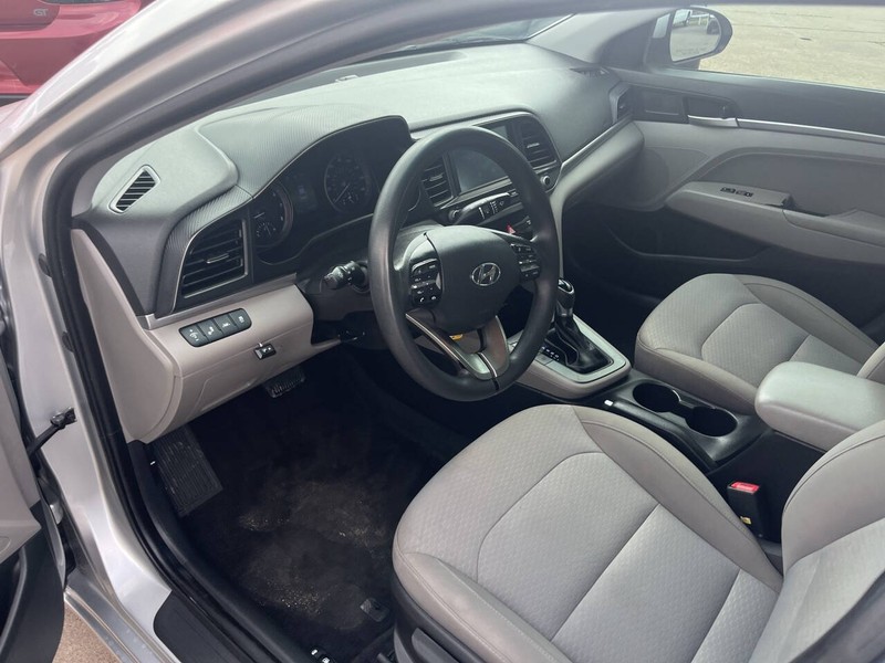 Hyundai Elantra Vehicle Image 07