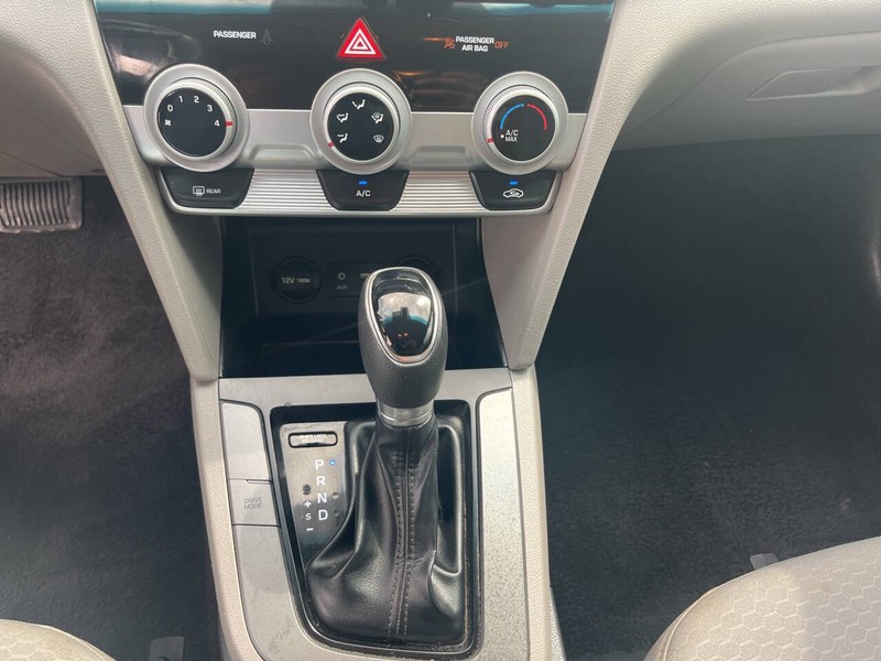 Hyundai Elantra Vehicle Image 11
