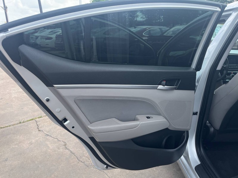 Hyundai Elantra Vehicle Image 12