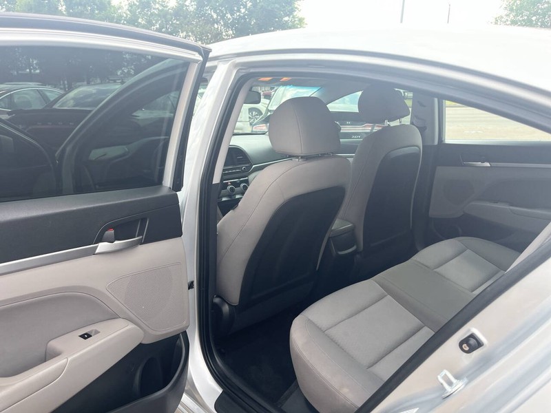 Hyundai Elantra Vehicle Image 14
