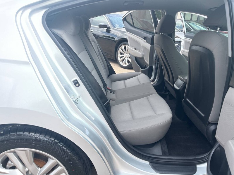 Hyundai Elantra Vehicle Image 17