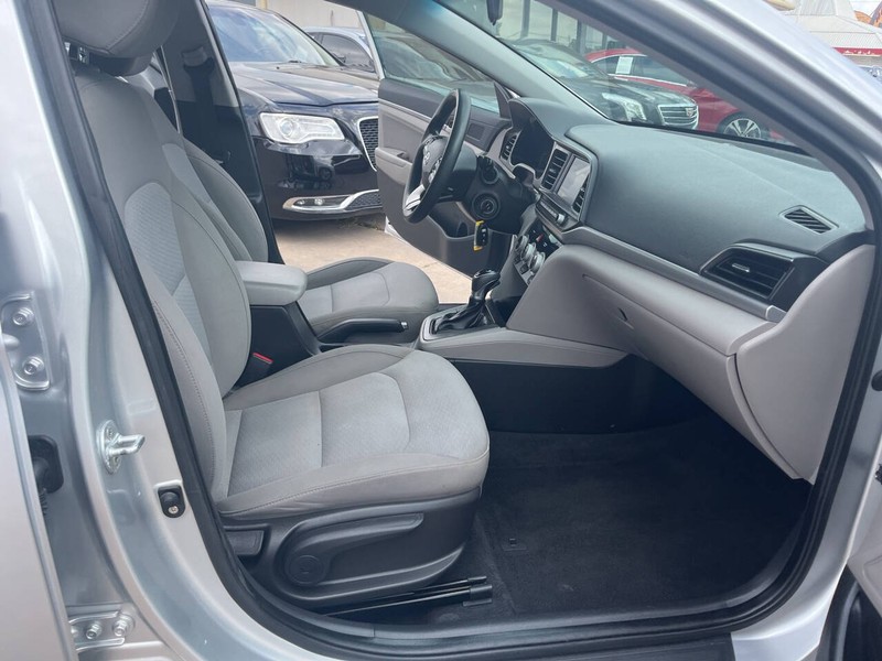 Hyundai Elantra Vehicle Image 18