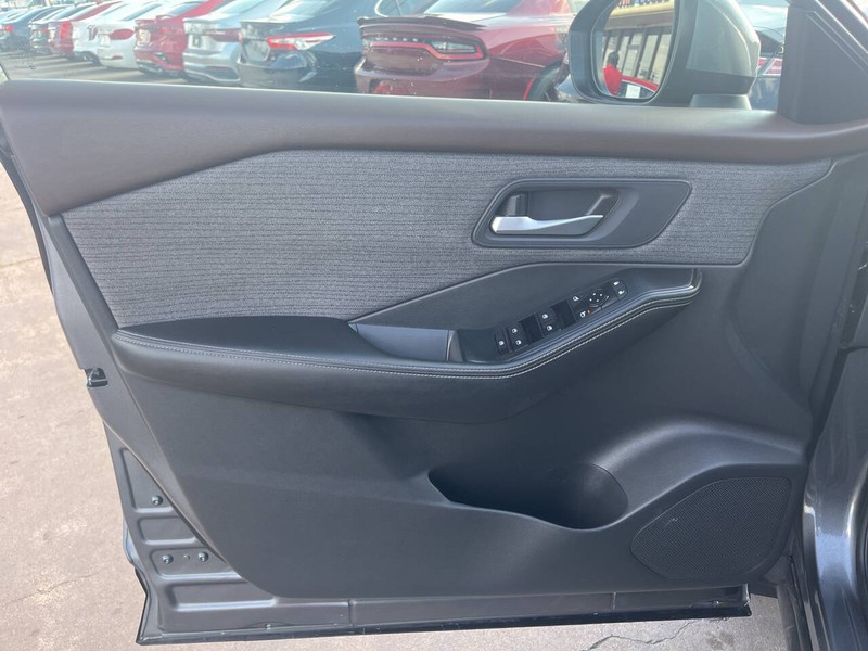 Nissan Rogue Vehicle Image 07