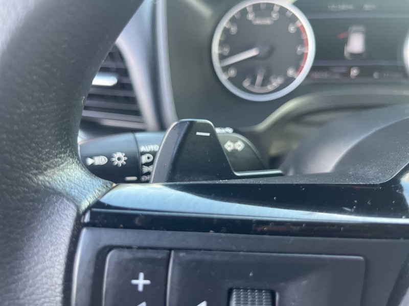 Nissan Rogue Vehicle Image 11
