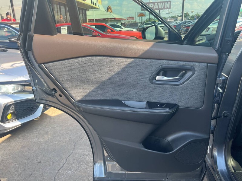 Nissan Rogue Vehicle Image 16