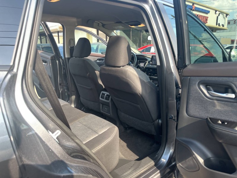 Nissan Rogue Vehicle Image 19