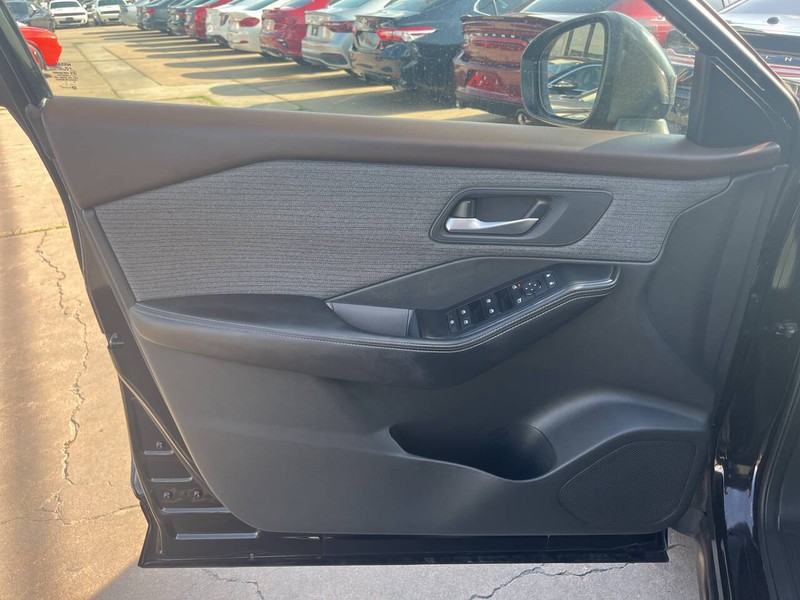 Nissan Rogue Vehicle Image 06