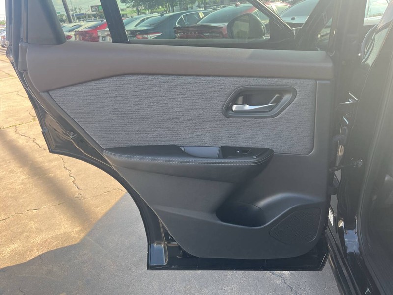 Nissan Rogue Vehicle Image 15