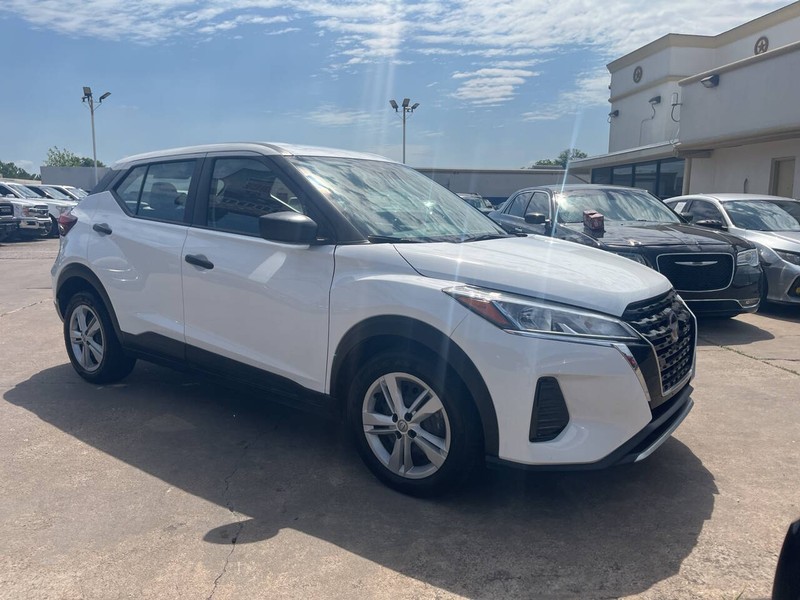 Nissan Kicks Vehicle Image 02