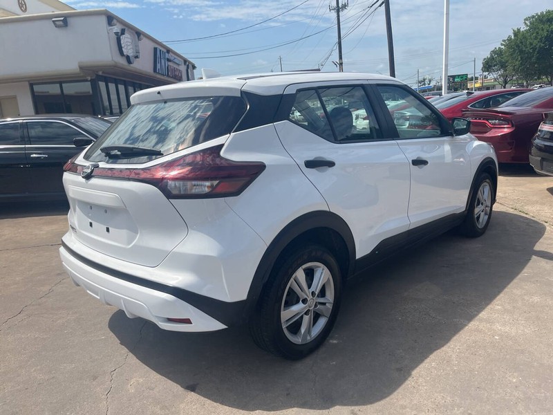 Nissan Kicks Vehicle Image 03