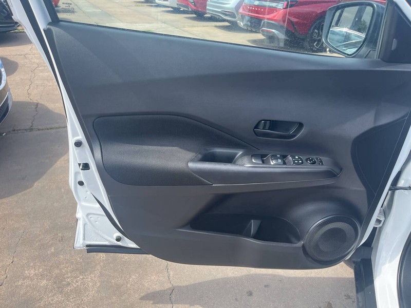 Nissan Kicks Vehicle Image 05