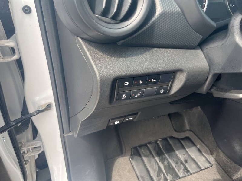 Nissan Kicks Vehicle Image 09