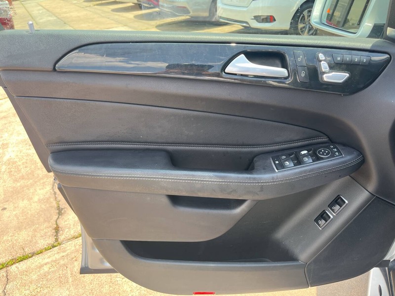 Mercedes-Benz GLS Vehicle Image 06