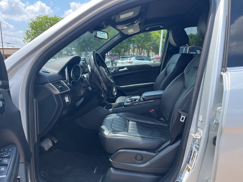 Mercedes-Benz GLS Vehicle Image 08