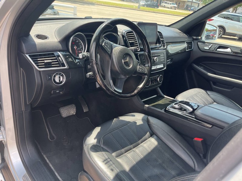 Mercedes-Benz GLS Vehicle Image 09