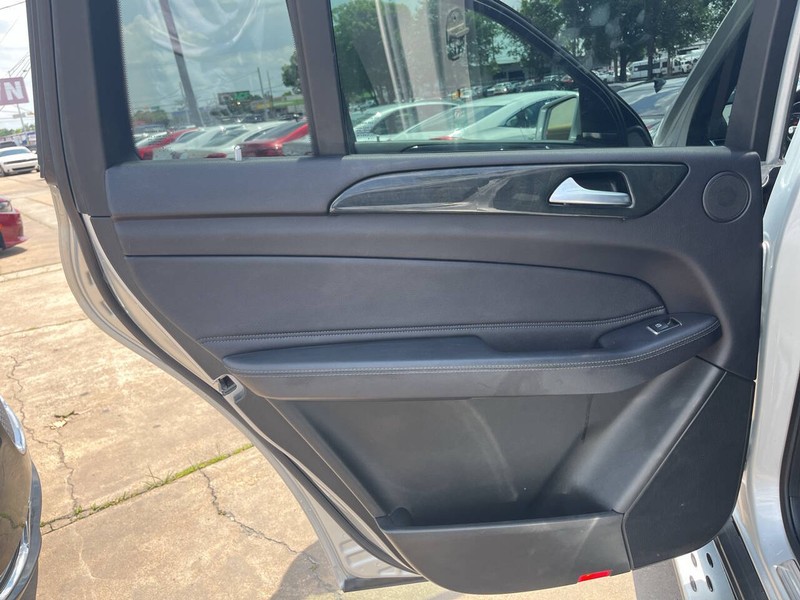 Mercedes-Benz GLS Vehicle Image 18