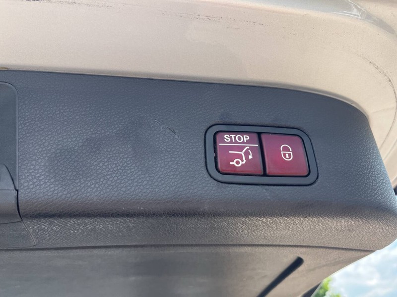 Mercedes-Benz GLS Vehicle Image 21